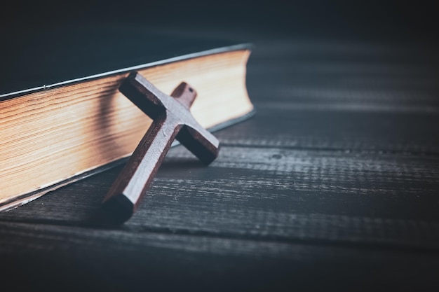 Livre ouvert et croix sur la table