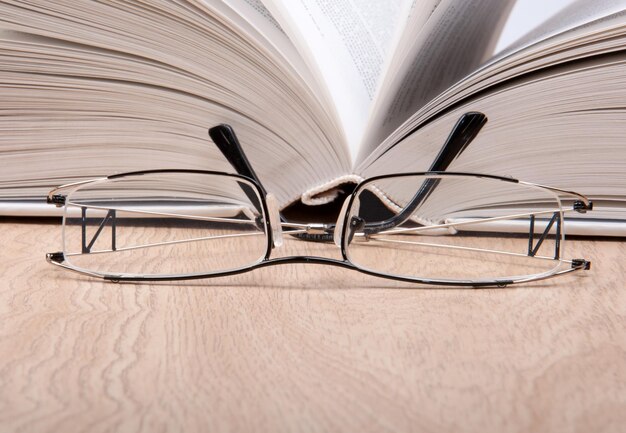 Livre ouvert avec des lunettes