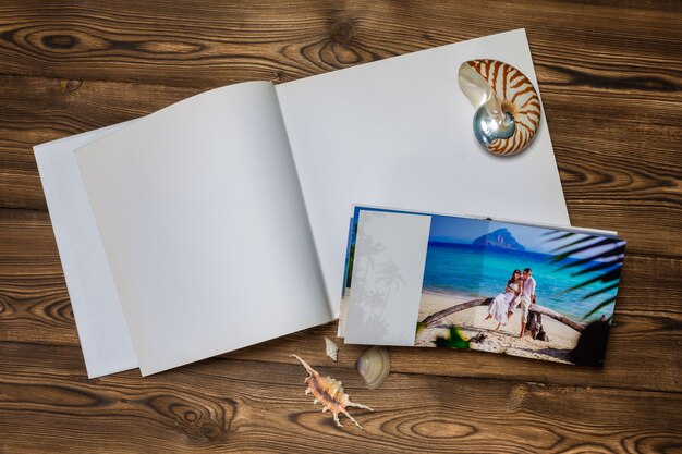 Livre ouvert avec une photo Couples sur une plage tropicale