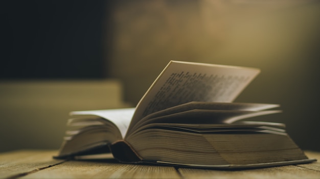 Photo livre ouvert sur une table en bois, faible profondeur de champ et effet de couleur cinéma