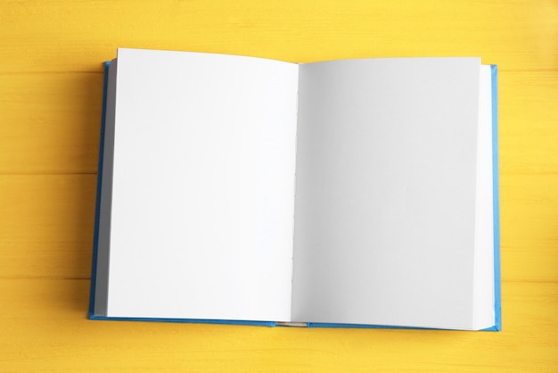 Livre ouvert sur une table en bois jaune