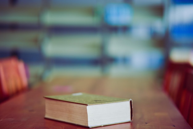 Livre ouvert sur la table dans la bibliothèque