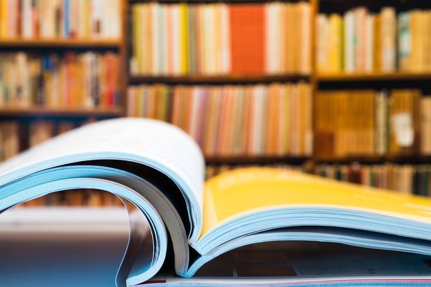 Livre ouvert sur la table