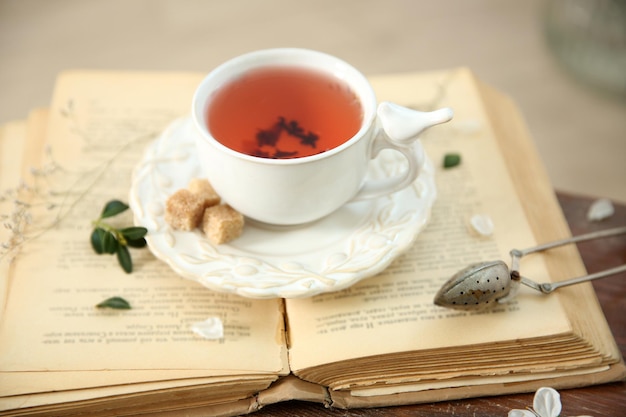 Livre ouvert et tasse de table en bois de thé