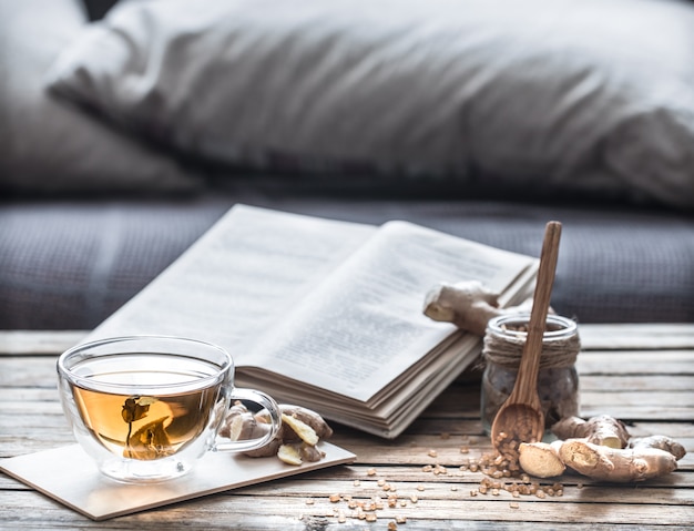 livre ouvert avec tasse de thé sur la table en bois