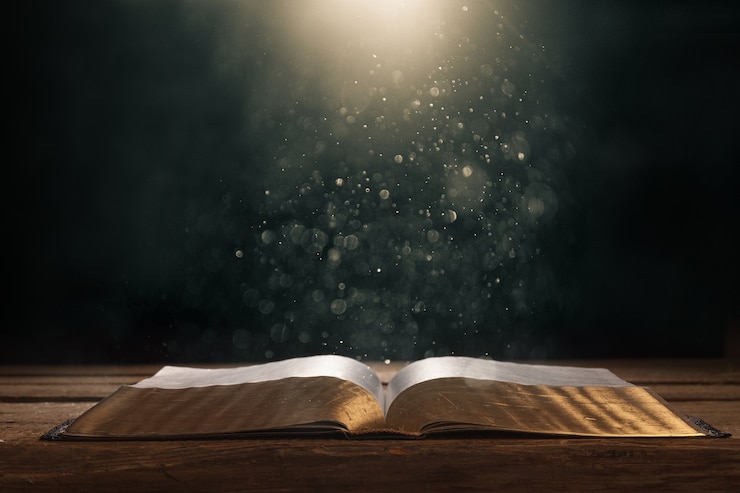 Photo livre ouvert sur la vieille table en bois