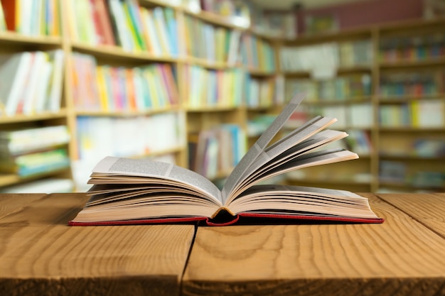 Livre ouvert sur la vieille table en bois