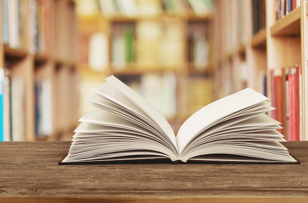 Livre ouvert sur la vieille table en bois