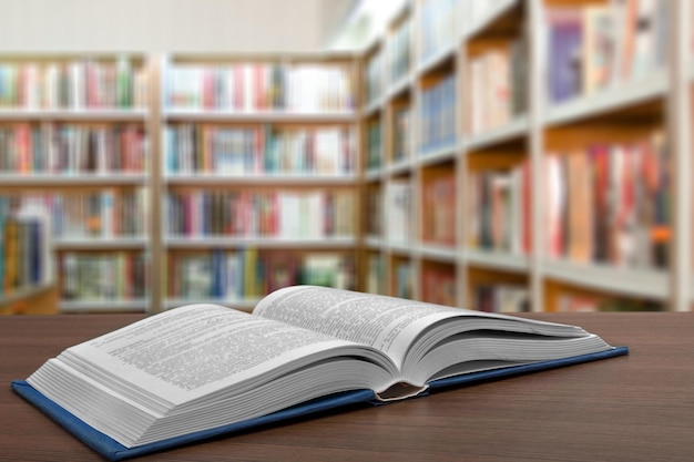 Livre ouvert sur une vieille table en bois