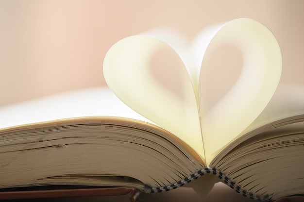 Livre page en forme de coeur