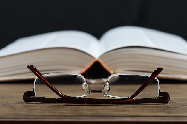 Un livre avec une paire de lunettes