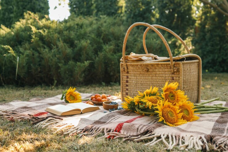 Livre de panier de pique-nique et tournesols dans le jardin humeur d'été