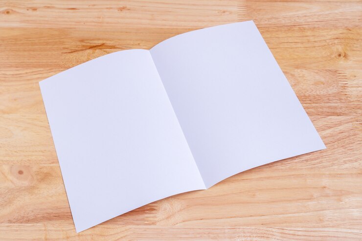 Photo livre de papier recyclé sur fond en bois