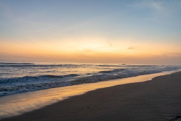 Livre photo du coucher de soleil sur la plage du Pérou