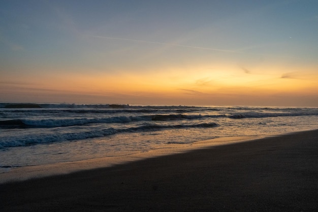 Livre photo du coucher de soleil sur la plage du Pérou