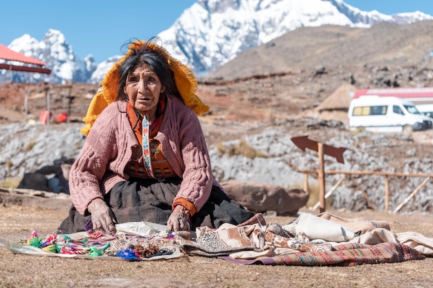 livre photo d'une femme autochtone dans les montagnes du Pérou