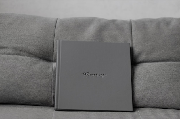 Un livre photo gris avec une couverture en cuir avec imprimé Souvenirs