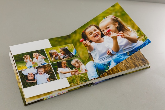 livre photo ouvert sur fond gris