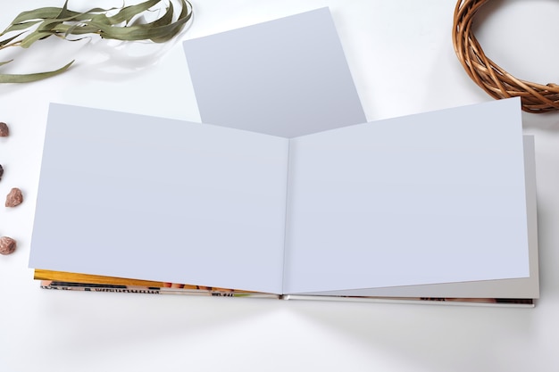 Livre photo ouvert avec des pages cartonnées et vierges