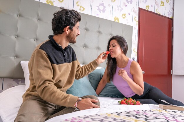 livre photo de touristes dans un hôtel de luxe