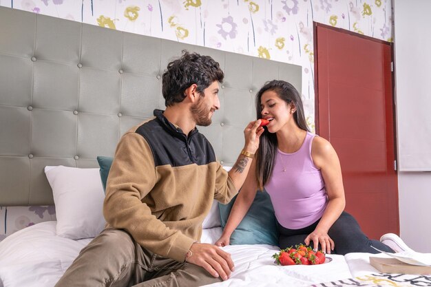 livre photo de touristes latinos prenant leur petit déjeuner dans un hôtel