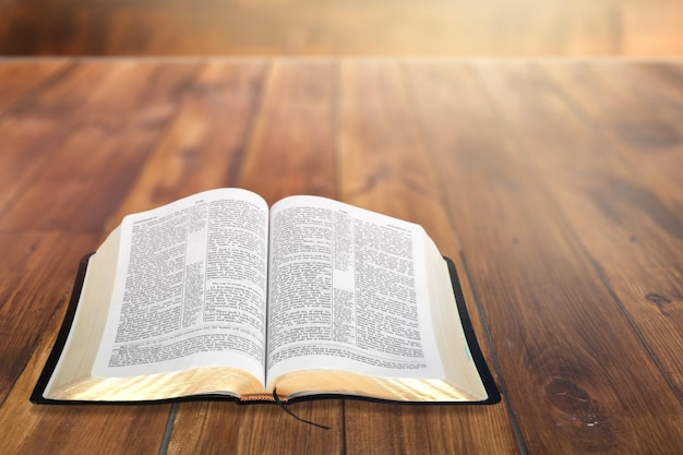 Le Livre des Prophéties dans l'Ancien Testament. Une Bible ouverte sur le bureau.