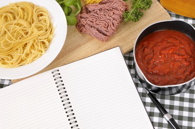 Livre de recettes avec des ingrédients pour spaghetti bolognaise