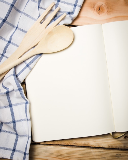 Photo livre de recettes vierge sur table en bois