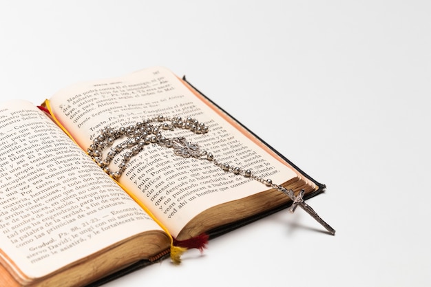 Livre sacré ouvert avec collier