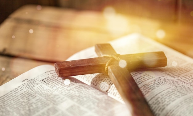 Livre de la Sainte Bible et croix, vue rapprochée