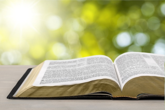 Livre de la Sainte Bible sur un fond en bois