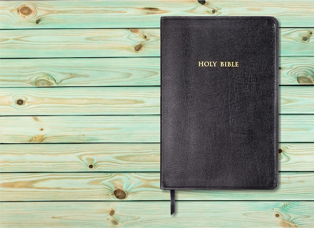 Livre de la Sainte Bible sur un fond en bois