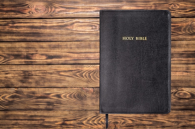 Livre de la Sainte Bible sur un fond en bois