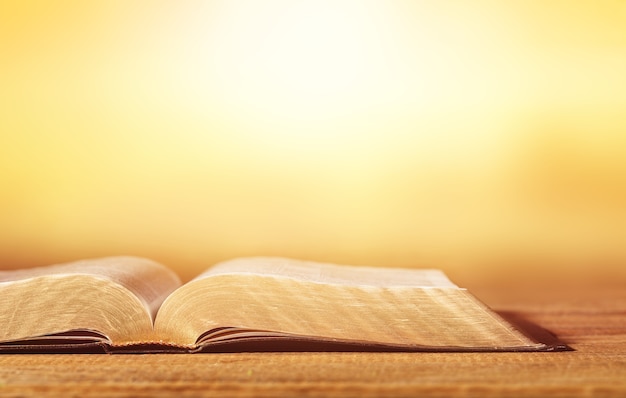 Livre de la Sainte Bible sur table en bois