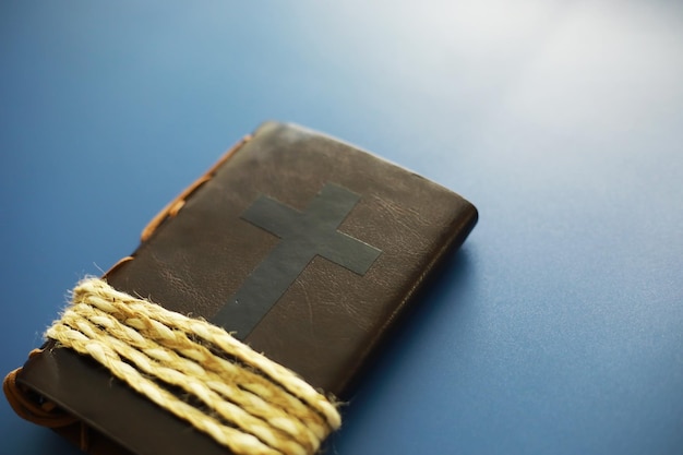 Livre avec le symbole de la croix Étude biblique Livre religieux Prière