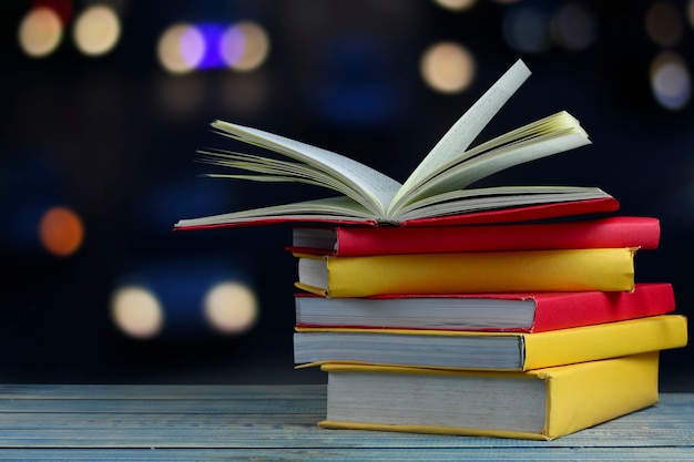 livre sur la table en bois et fond flou doux bokeh, concept comme papier d&#39;ouverture