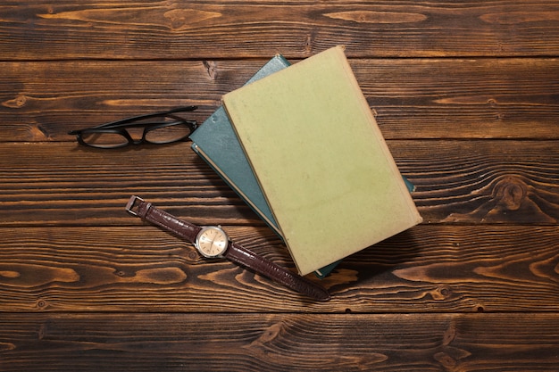 Livre sur une table en bois. vue de dessus