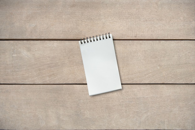 Livre vide sur une table en bois marron