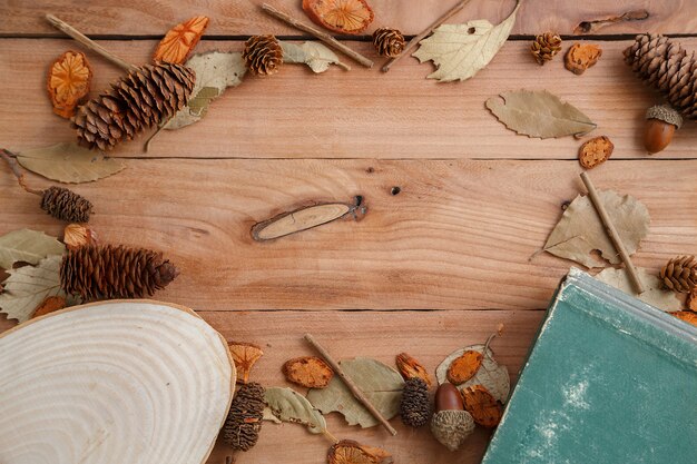 Livre vintage et boire dans une tasse rétro sur fond en bois. vue de dessus