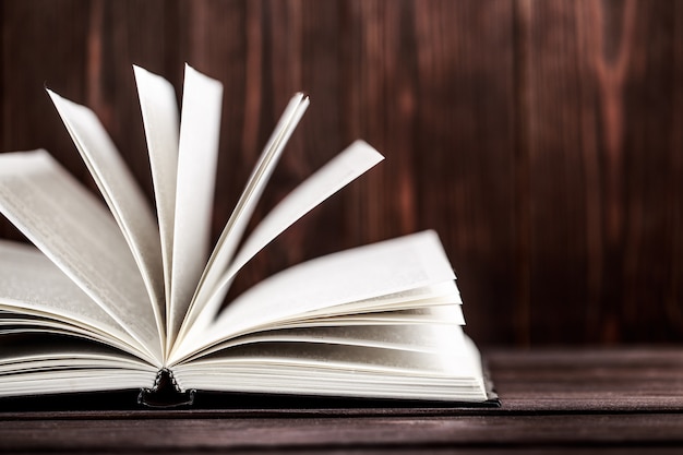 Livres anciens sur table en bois. La source d'information