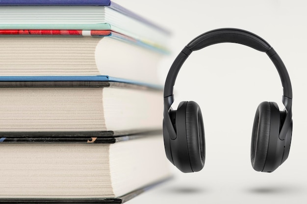 Livres audio concept de livre audio pile de livres et d'écouteurs avec espace pour le choix de l'espace de copie entre