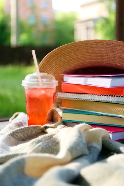 Photo des livres et des boissons à l'extérieur