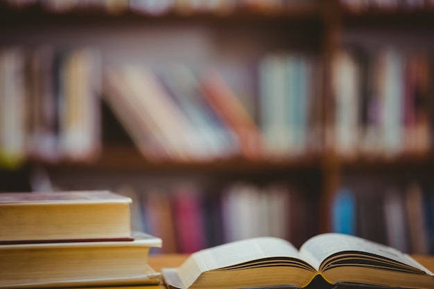 Livres sur le bureau de la bibliothèque