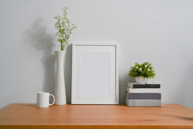 Livres de cadre photo blanc et tasse de café sur table en bois