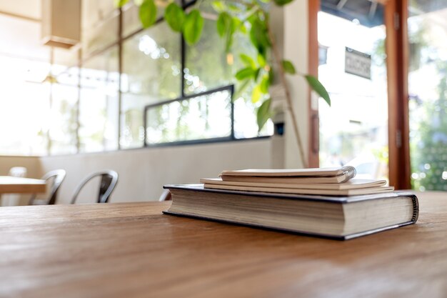 Livres et cahiers sur table en bois