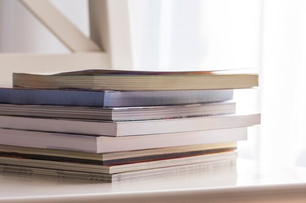 Livres sur la chaise dans le salon