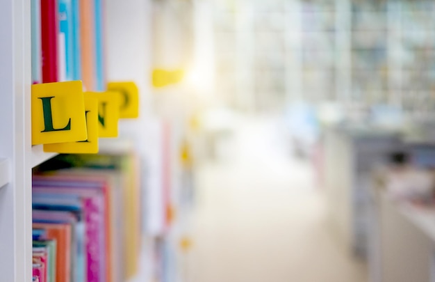 Photo livres avec classification des lettres de l'alphabet dans la bibliothèque