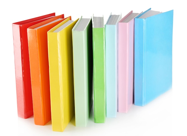 Livres colorés isolés sur blanc