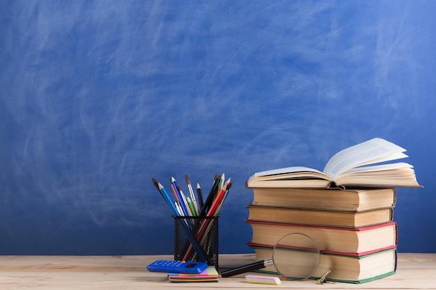 Livres de concept d'éducation sur le bureau de l'auditorium