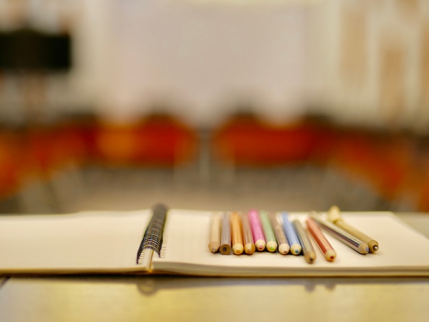 Livres et crayon sur fond en bois